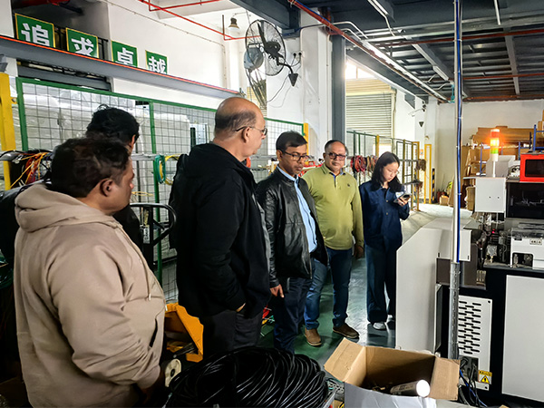 شركة غاوبو لتصنيع مفاتيح التوزيع ترحب بالعملاء من بنغلاديش لمناقشة مشاريع خزائن توزيع الطاقة ذات الجهد العالي والمنخفض في المستشفيات والملاعب.